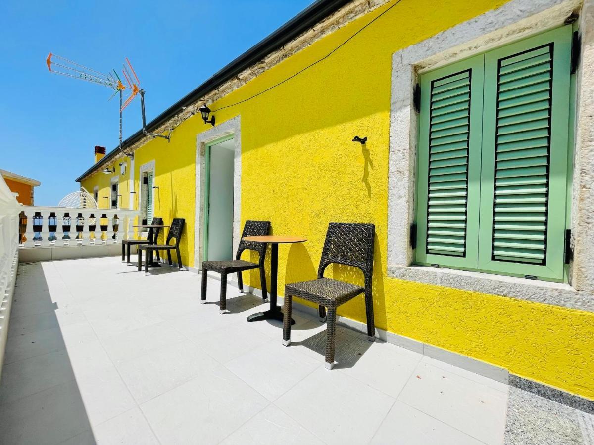 Mpolanos Guesthouse Himare Exterior photo