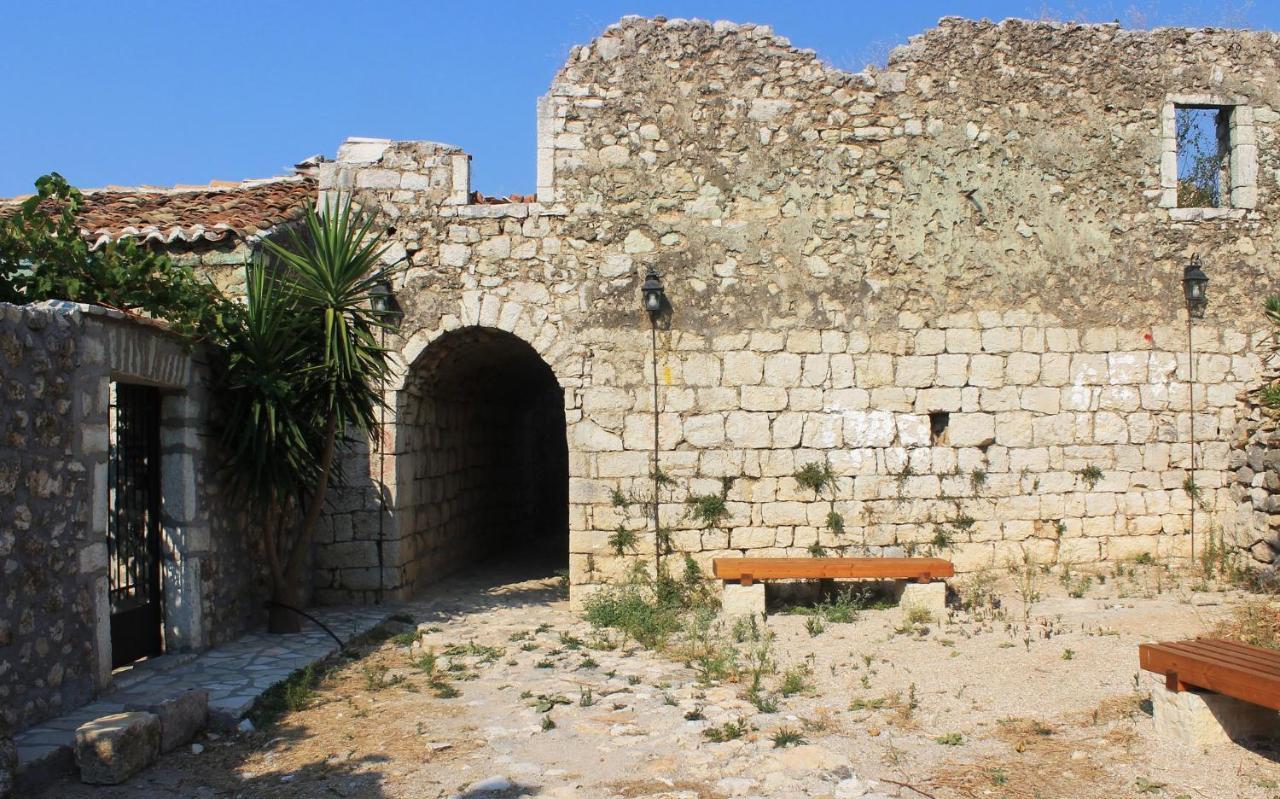 Mpolanos Guesthouse Himare Exterior photo
