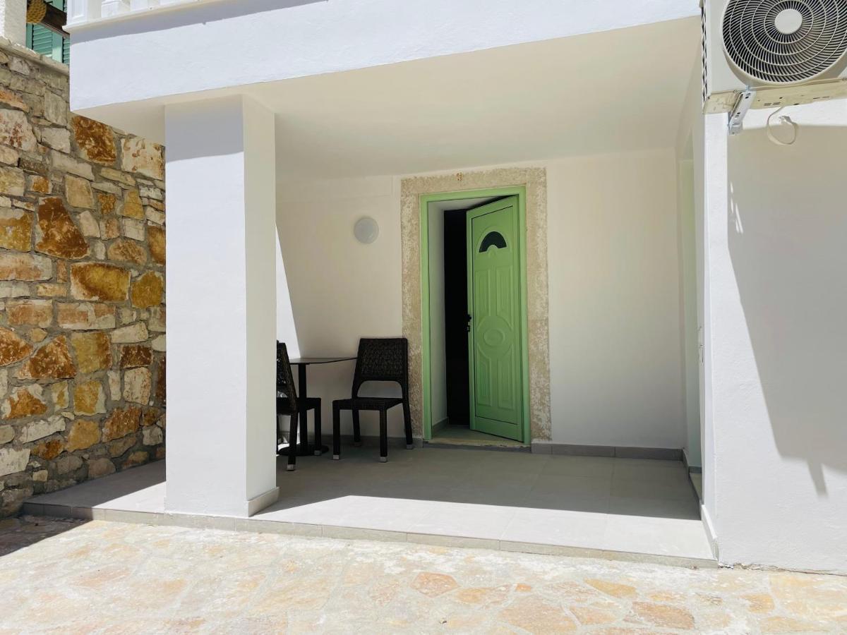 Mpolanos Guesthouse Himare Exterior photo