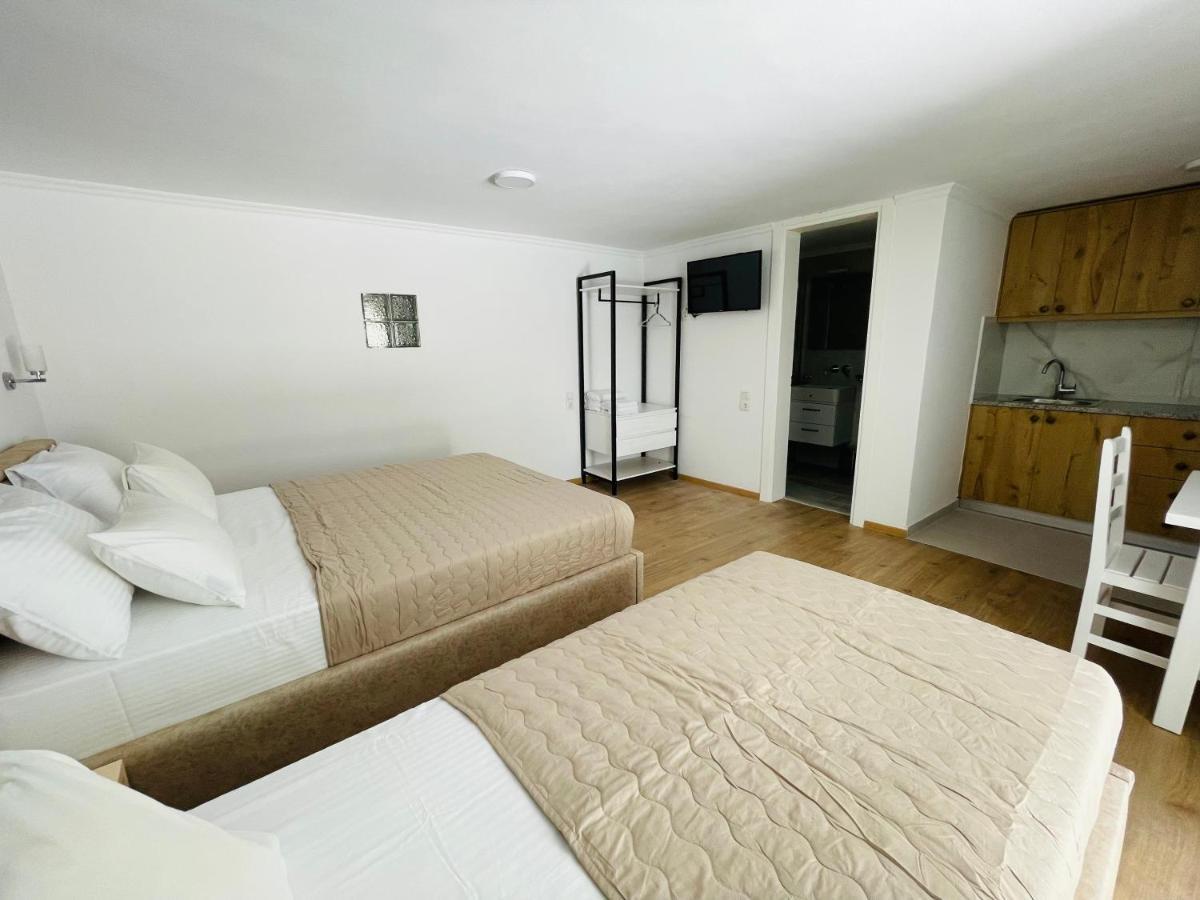Mpolanos Guesthouse Himare Exterior photo