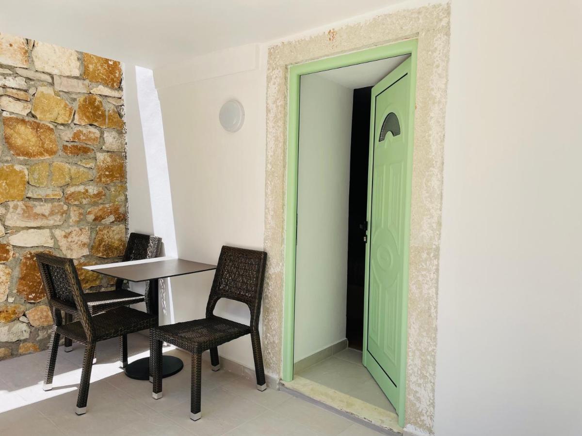 Mpolanos Guesthouse Himare Exterior photo