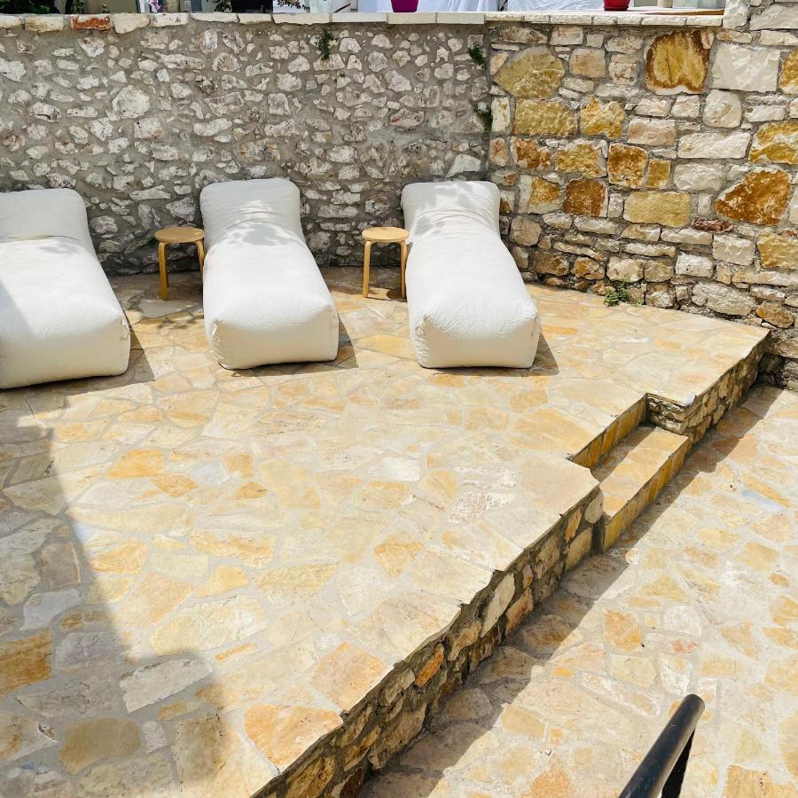 Mpolanos Guesthouse Himare Exterior photo